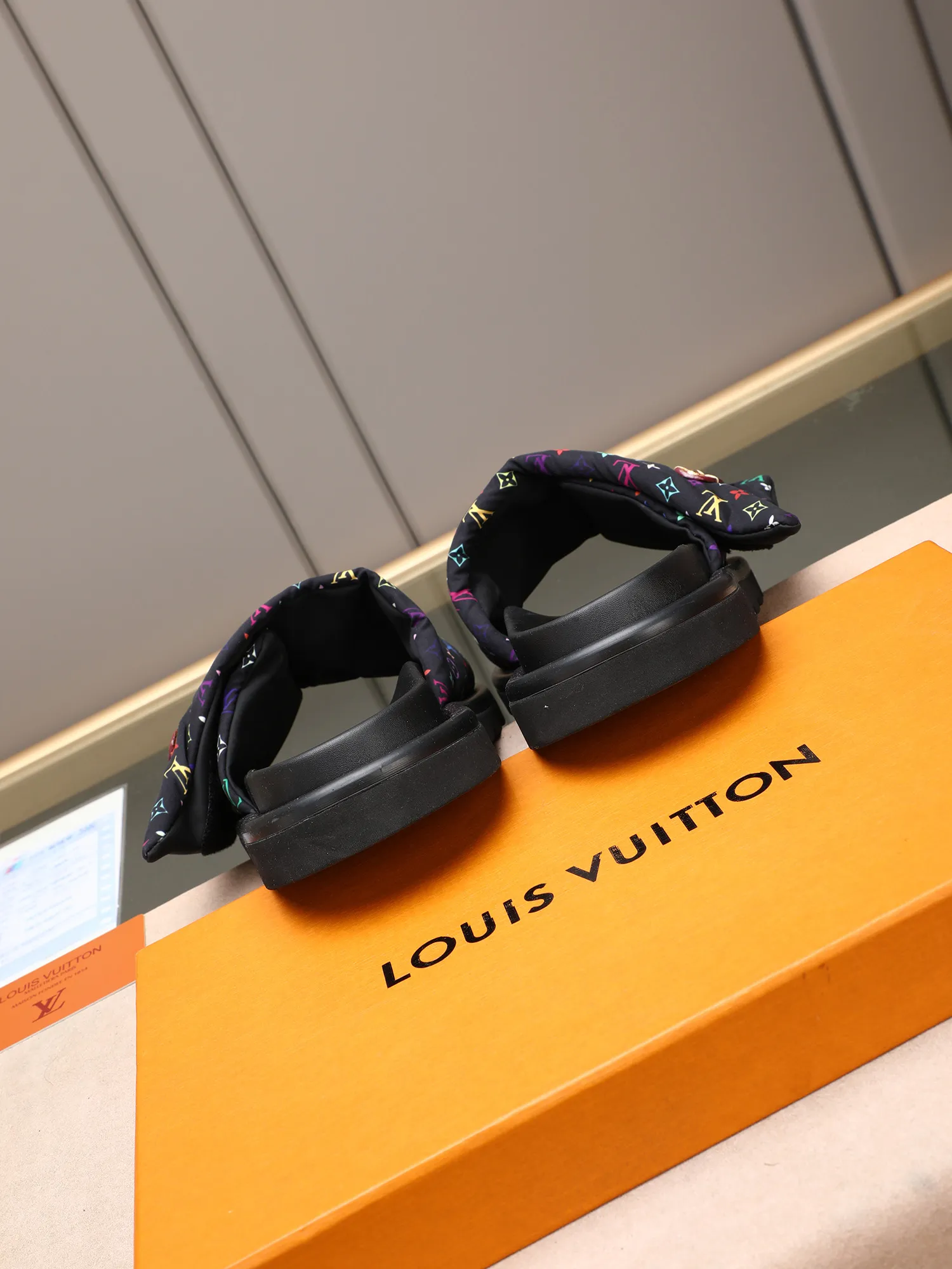 PP360 [LOUIS VUITTON] Louis Vuitton, LV printing, men's and women's slippers are on the market. The drawer box packaging comes with a cloth bag and a card. The upper pattern looks very soft and waxy, and it is a super versatile leg slimming tool. Fabric: imported denim/canvas/old fabric, LV hardware LOGO, official website pattern printing, comfortable to wear, feet: high-elastic PU water table. Sole: foam sole, heel height: about 5cm. Code number: 35-46, 35, 45, 46 are custom-made and non-returnable. Color: multiple colors and styles available.